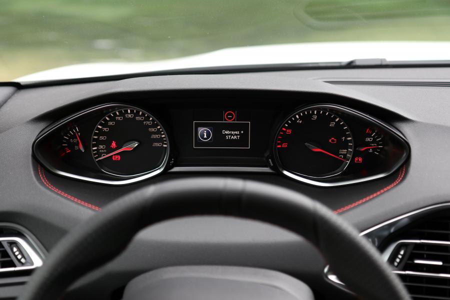 Панель приборов Peugeot 308 GT Line 2017 года  (WW) (фото 32 из 45)